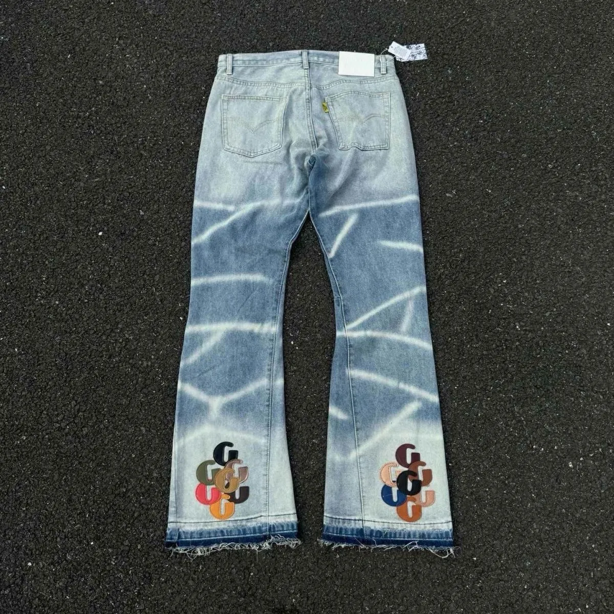 oc-777 💰196 GALLERY DEPT denim spliced ​​with all-over printed leather ripped bell-bottoms, washed distressed jeans with top-grade materials, super-soft high-cotton washed denim fabrics. The washing cost of each piece is up to three times that of conventional processes. The touch is extremely delicate and the texture is very good. The whole body is simple and elegant. The back pocket of the trousers adopts high-end direct-injection technology. It is extremely exquisite. Full score for details. Size: M-XXL
